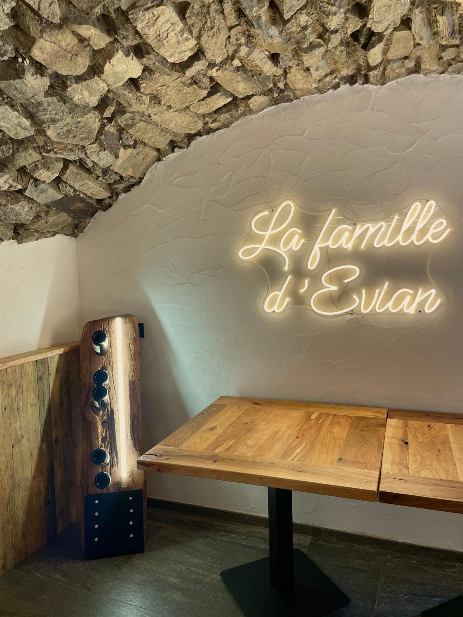 La Famille D'Evian Hotel Villeneuve Exterior photo