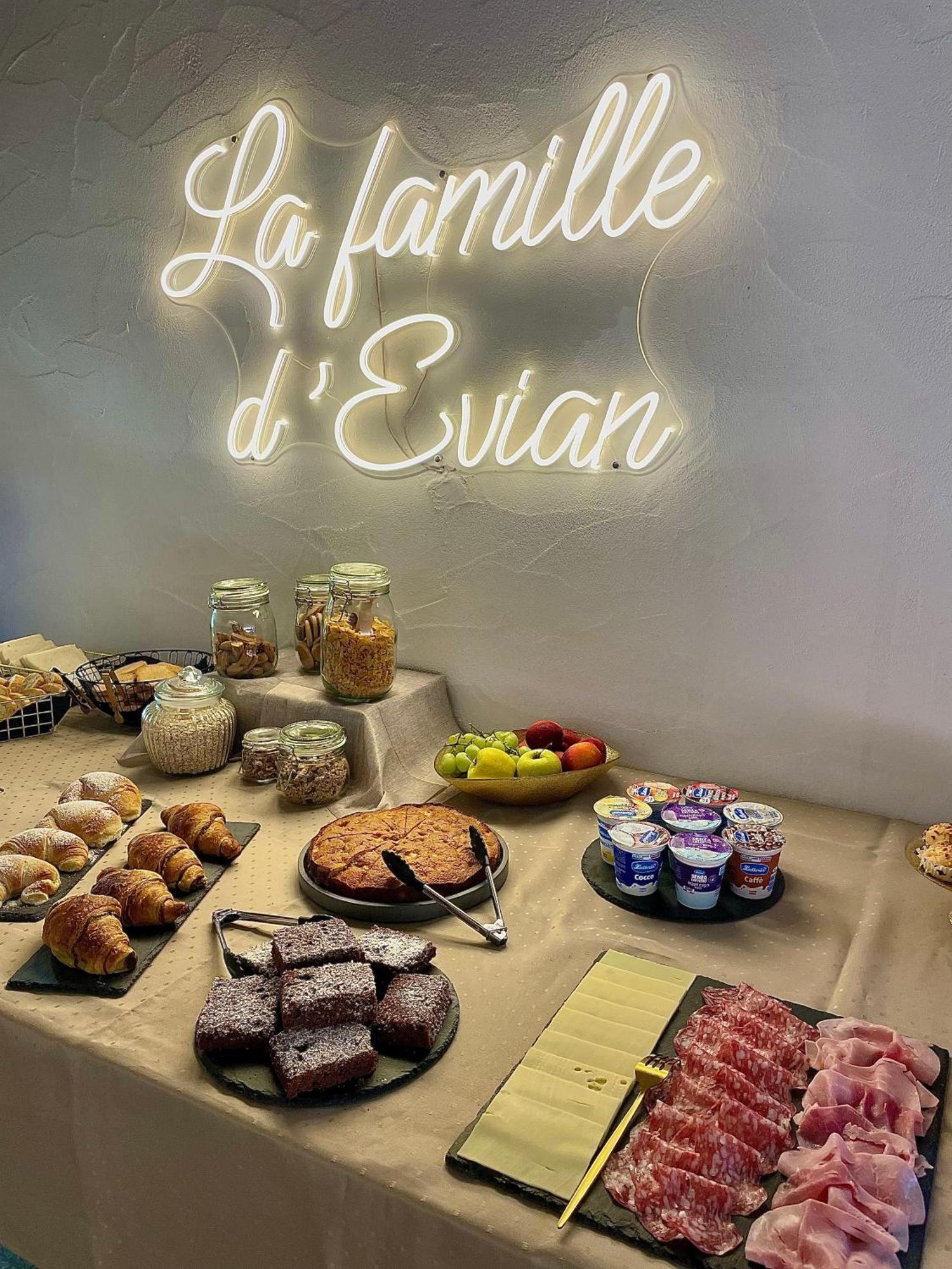 La Famille D'Evian Hotel Villeneuve Exterior photo